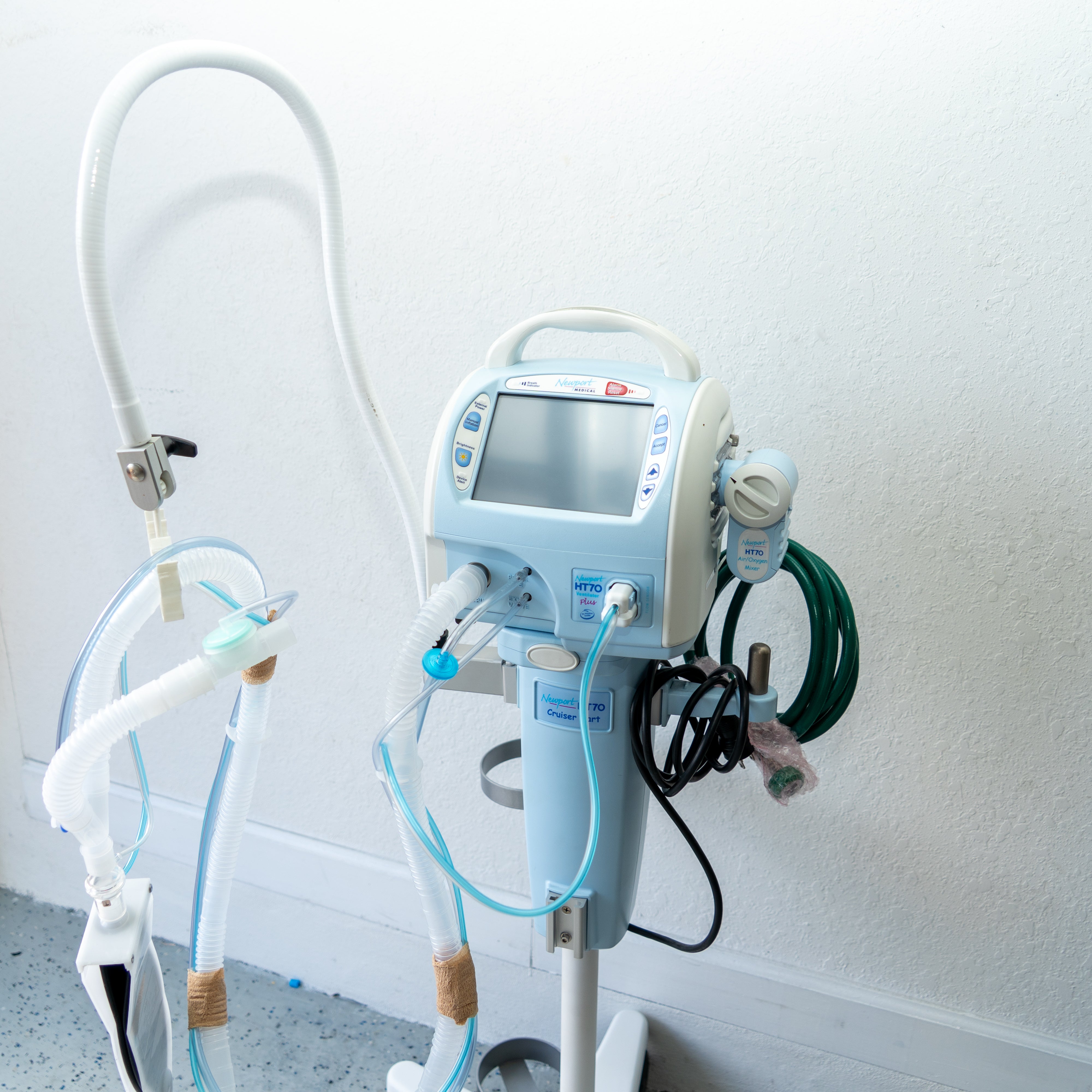 Respiratory O2 Machine NEWPORT HT70 PLUS - Respiratory Ventilator Includes O2/Oxygen Mixer an ...